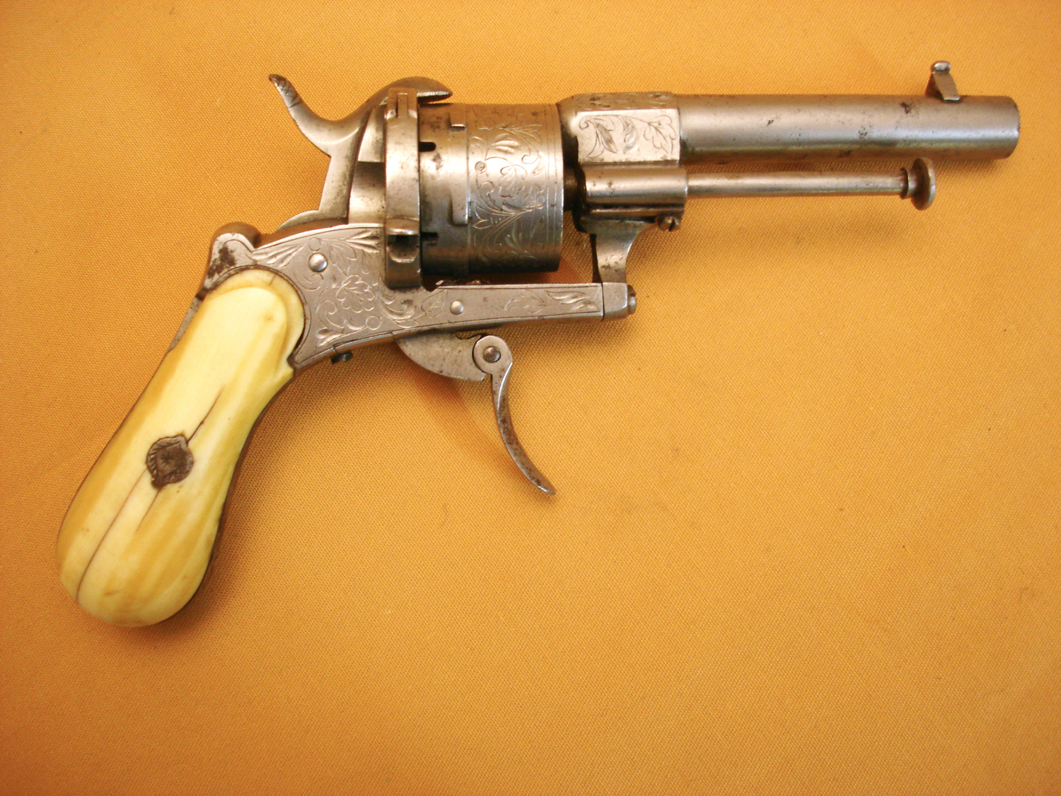 Revolver à broche.